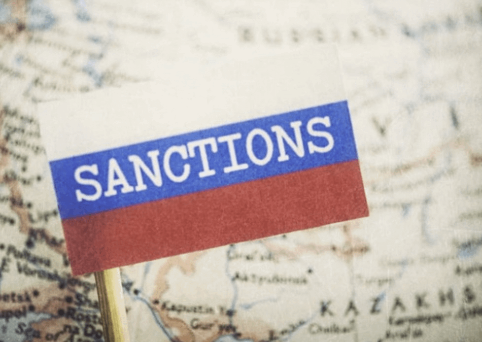 最近の対ロシア制裁はエネルギーと銀行セクターに焦点を当てており、金融、テクノロジー、国際市場へのアクセスが制限されている。この政策はまた、以前の制裁を回避するために使われた抜け穴を塞ぎ、戦争に駆り立てられたロシア経済への圧力を高めることになる。