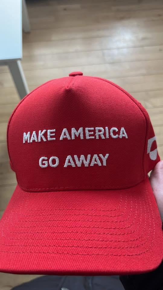 グリーンランドは独自の MAGA 帽子をかかげました: Make America Go Away
