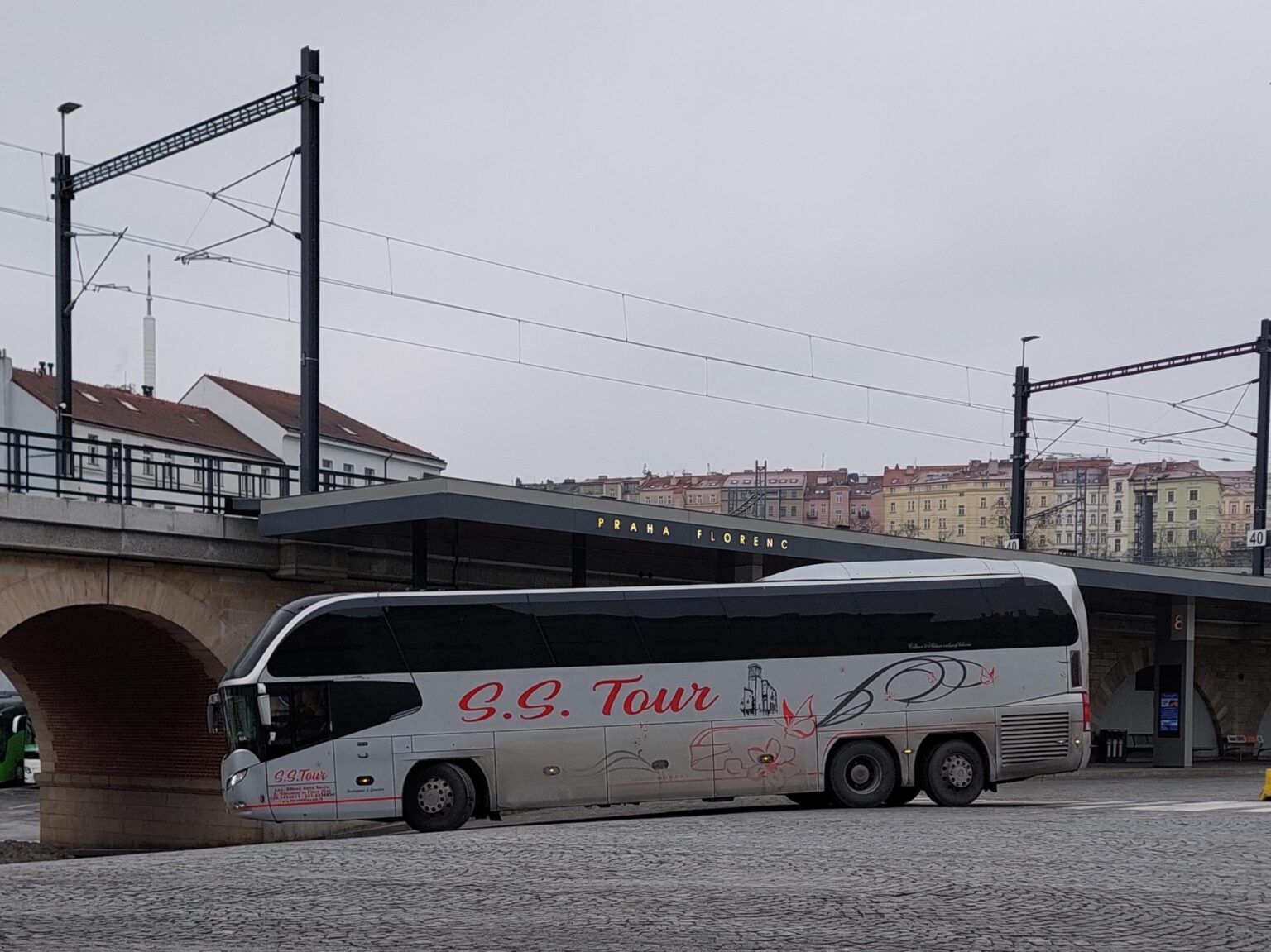 フィレンツェの自動車運転者の選挙前のバス