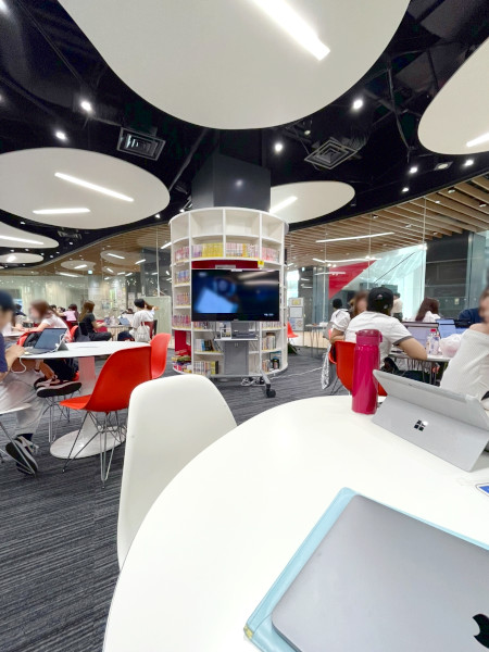 初めてできた友人と一緒に、中野キャンパスのラーニング・ラウンジで洋画を見た際の一枚