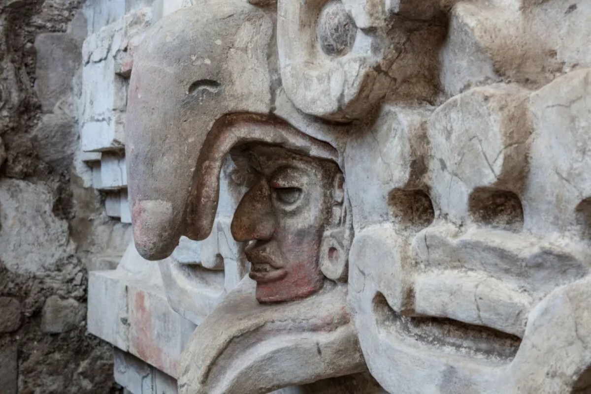 入り口の上に据えられたフクロウの彫刻/Luis Gerardo Peña Torres INAH