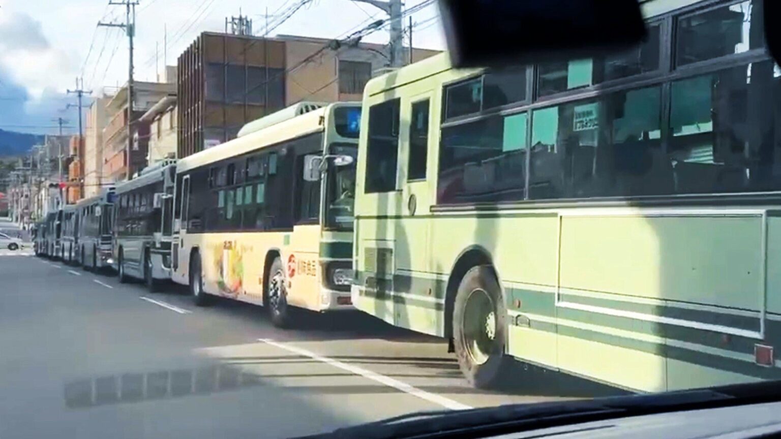 京都市北区で市バス30台以上が立ち往生「異常なほど混んでいた」初詣の混雑が原因か