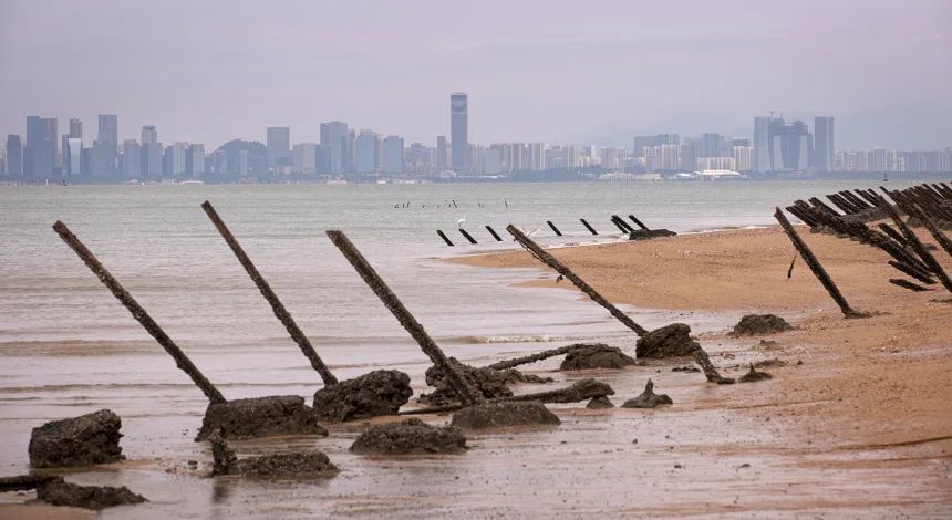 台湾・金門県の砂浜に設けられた対戦車用のバリケード/Alex Wong/Getty Images