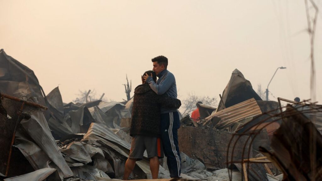 南米チリで大規模な山火事、非常事態を宣言 数万人が避難 – CNN.co.jp 南米チリで大規模な山火事、非常事態を宣言 数万人が避難 - CNN.co.jp