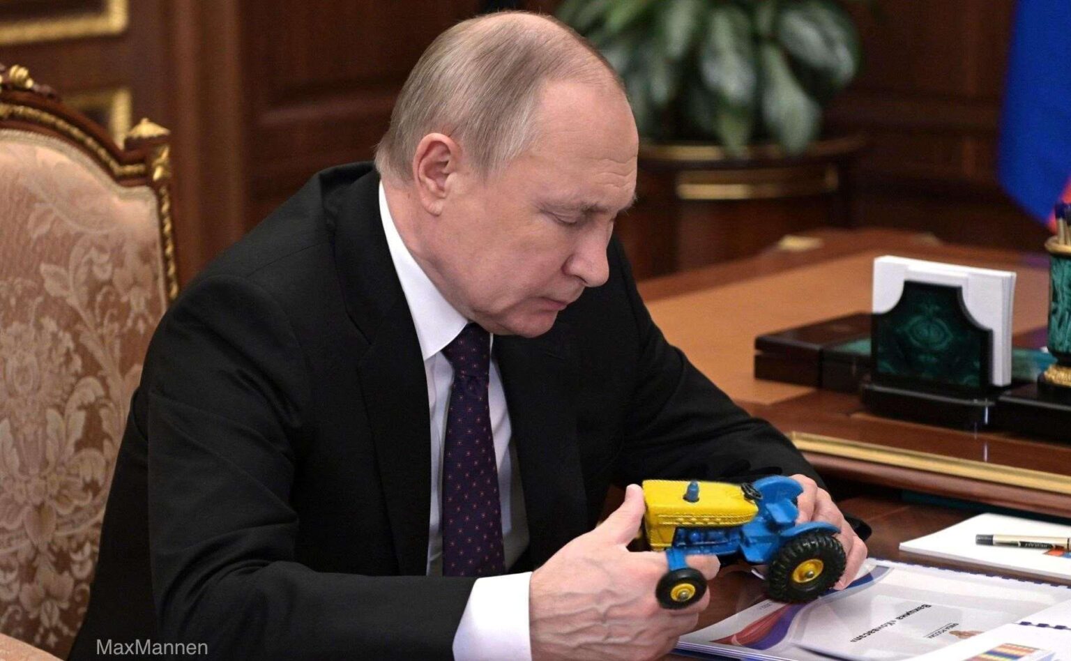 r/FunnyMemes より: ウクライナの秘密兵器のモデルを調査しているプーチン大統領。