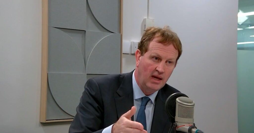 ガルダイ、新たな作戦の一環として有罪判決を受けた性犯罪者25人を国外追放