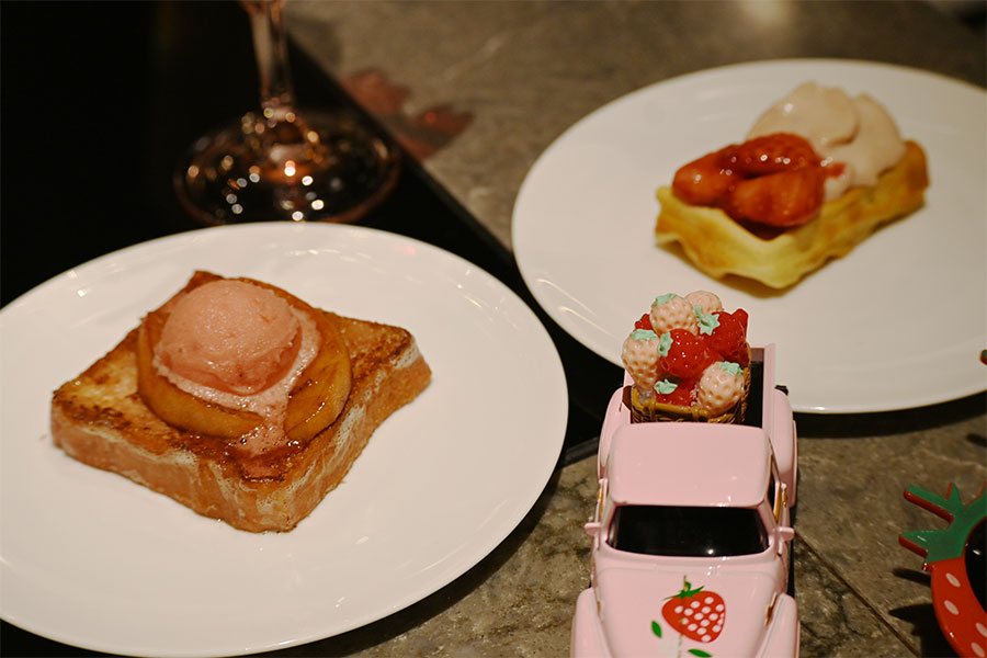 「ライブステーション」の（左から）「フレンチトースト アップルフランベ、ストロベリーソルベを添えて」、「ゴーフル マスカルポーネのエスプーマとイチゴのコンポートとともに」