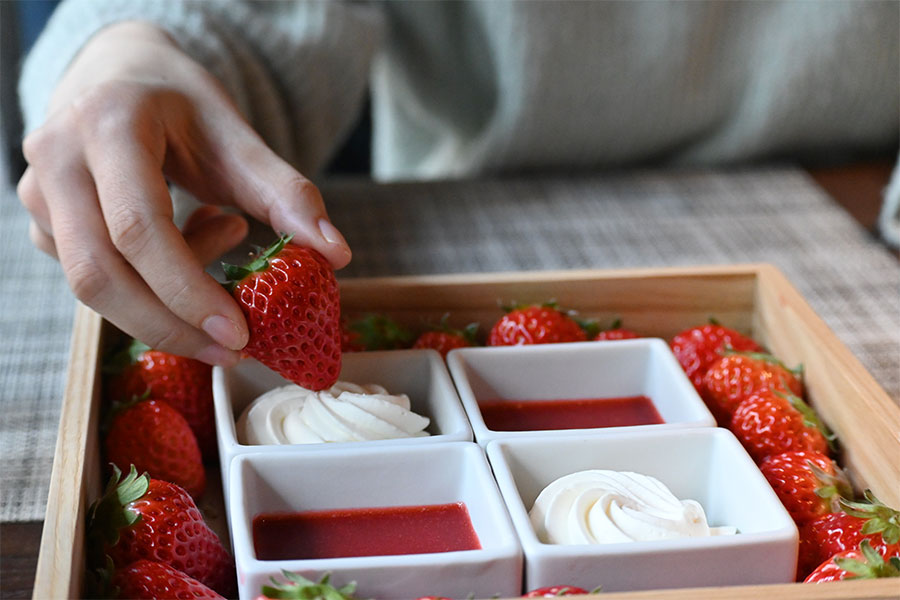 「ウェルカムボックス」フレッシュクリーム、いちごソースにディップする楽しみ方も