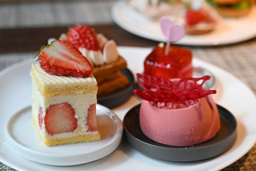 フランスを代表するいちごケーキ「フレジエ」（手前左）、「バタフライストロベリームース」（手前右）など美しいスイーツが続々