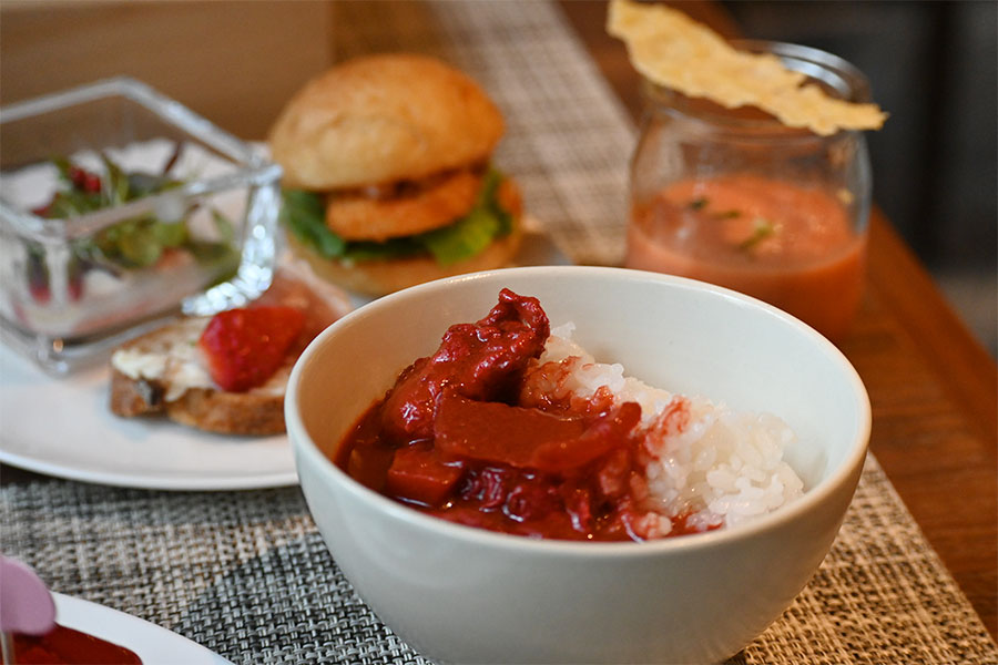 「ストロベリーピンクカレー」など、セイボリーもいちご尽くし