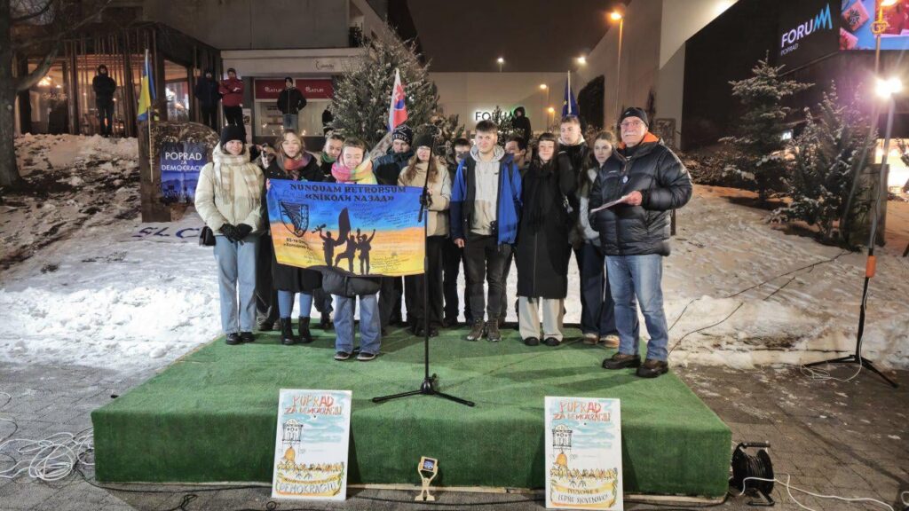 ロベルト・フィコに反抗したポプラトの学生たちに前線から挨拶を送るウクライナ兵士たち