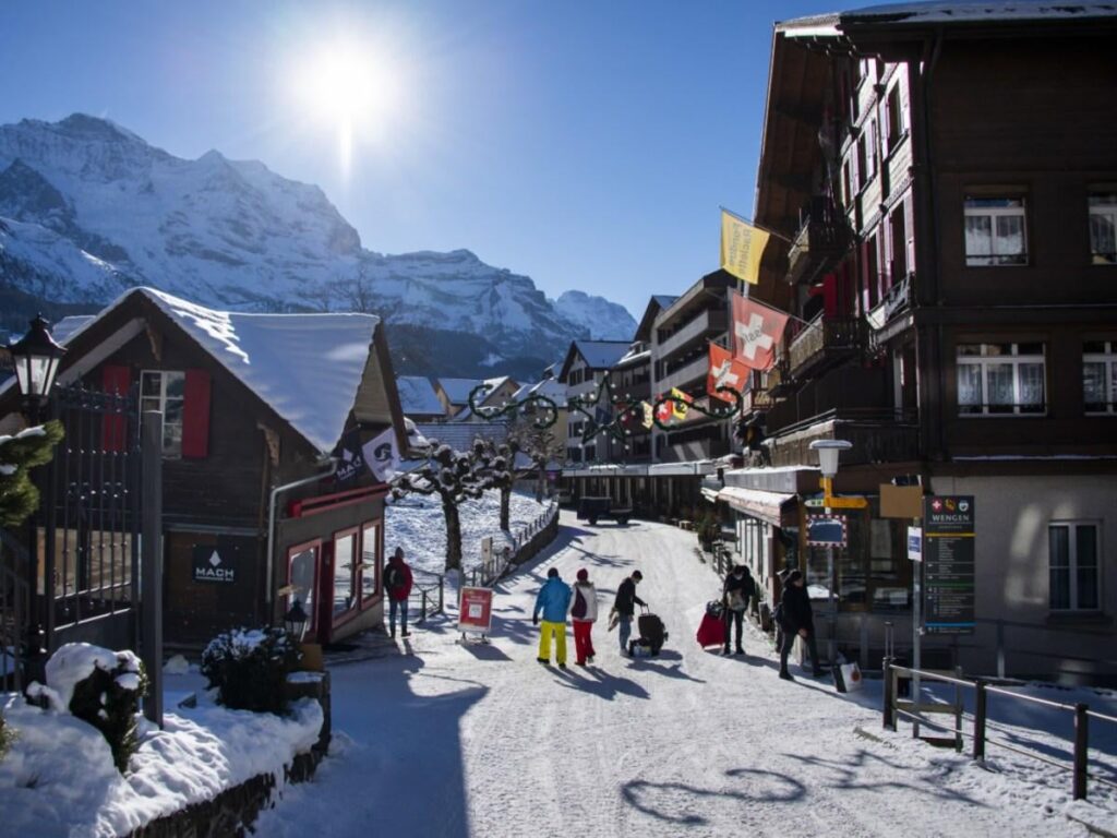 スイスのスキー場、地元バーの防火検査を強化