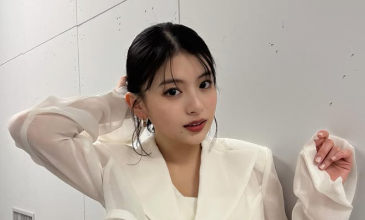 出口夏希、映画公開記念舞台挨拶に登壇　白コーデ姿に注目集まる | 話題の投稿 | スポーツブル (スポブル)