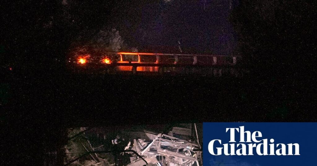 バルセロナ近郊の通勤電車が倒壊した壁に衝突、運転士死亡、40人近く負傷 |スペイン |ガーディアン