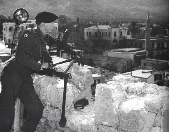 イギリス統治時代のキレニア城のイギリス兵の古い写真。