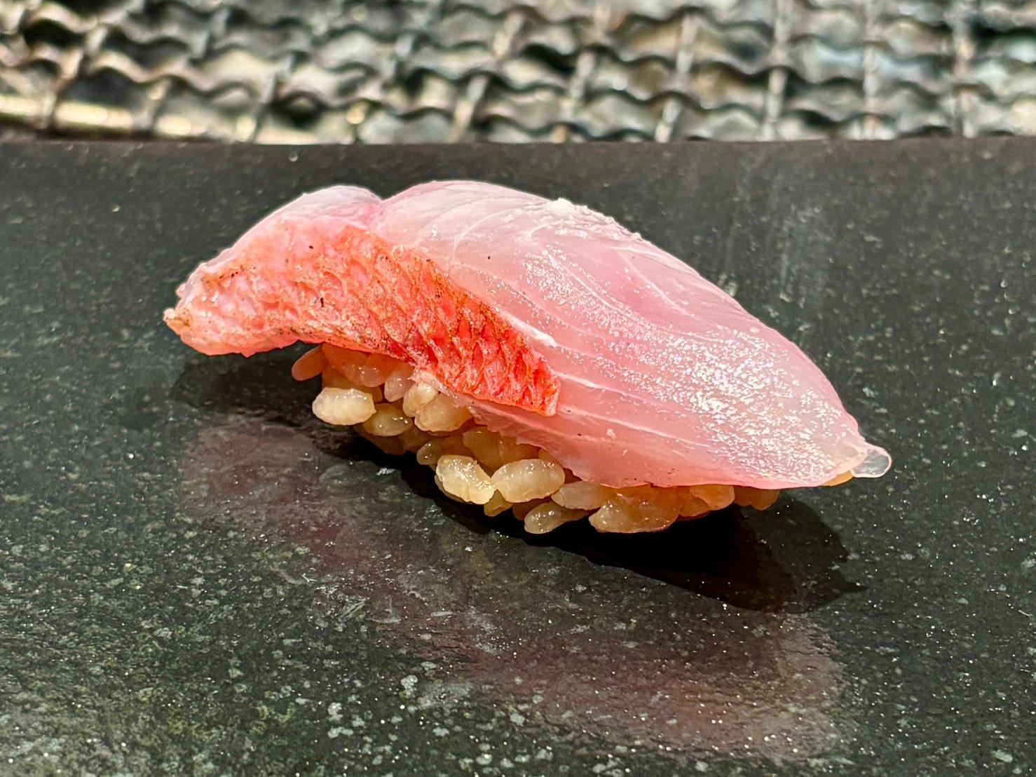 上品な脂を赤シャリが受け止める