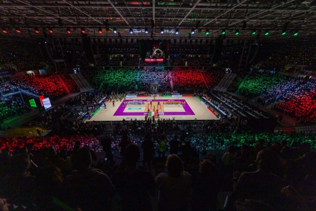イタリア国旗の3色に染まるアリーナ＝写真提供：Lega Volley Femminile