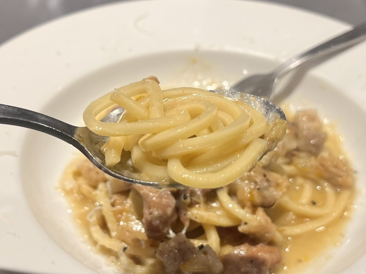 この日の麺は、キタッラという断面が四角の麺を使用