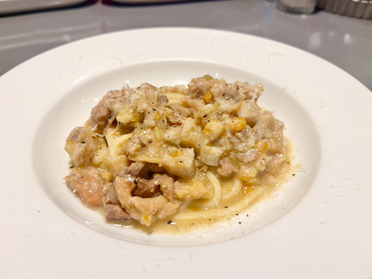 「親鳥もも肉とれんこんの煮込みソース × キタッラ」