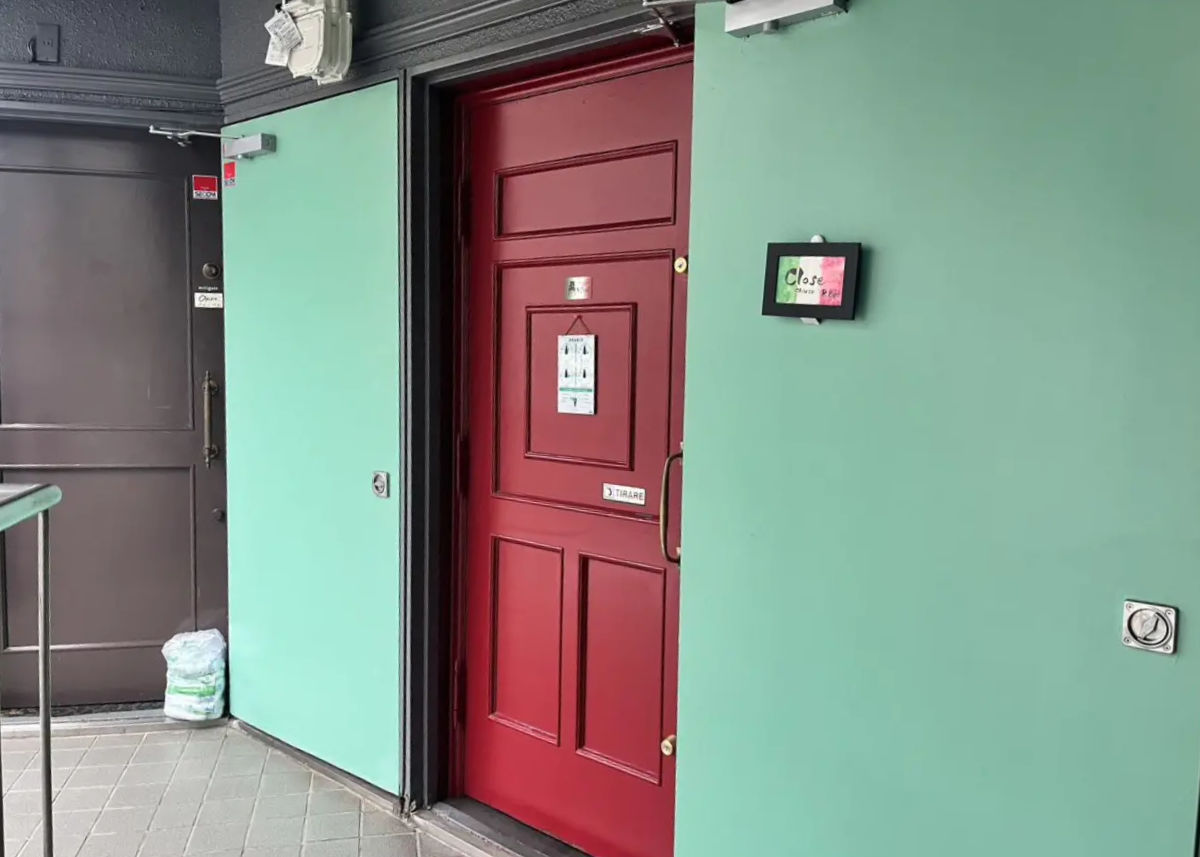隠れ家的なお店の入口にワクワク！