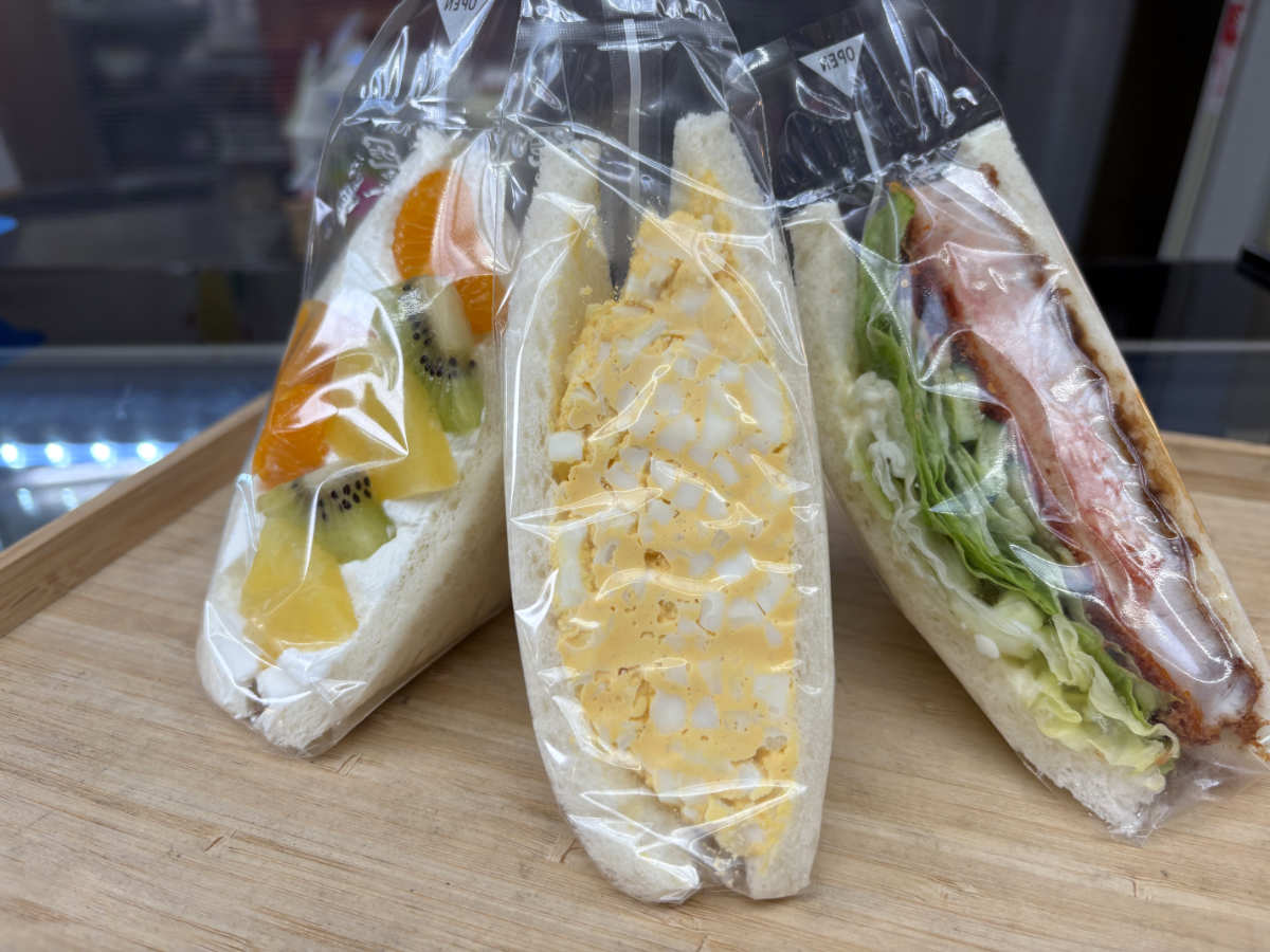 左から「フルーツミックス」400円、「たまご」320円、「三元豚ロースかつ」480円（各税込）