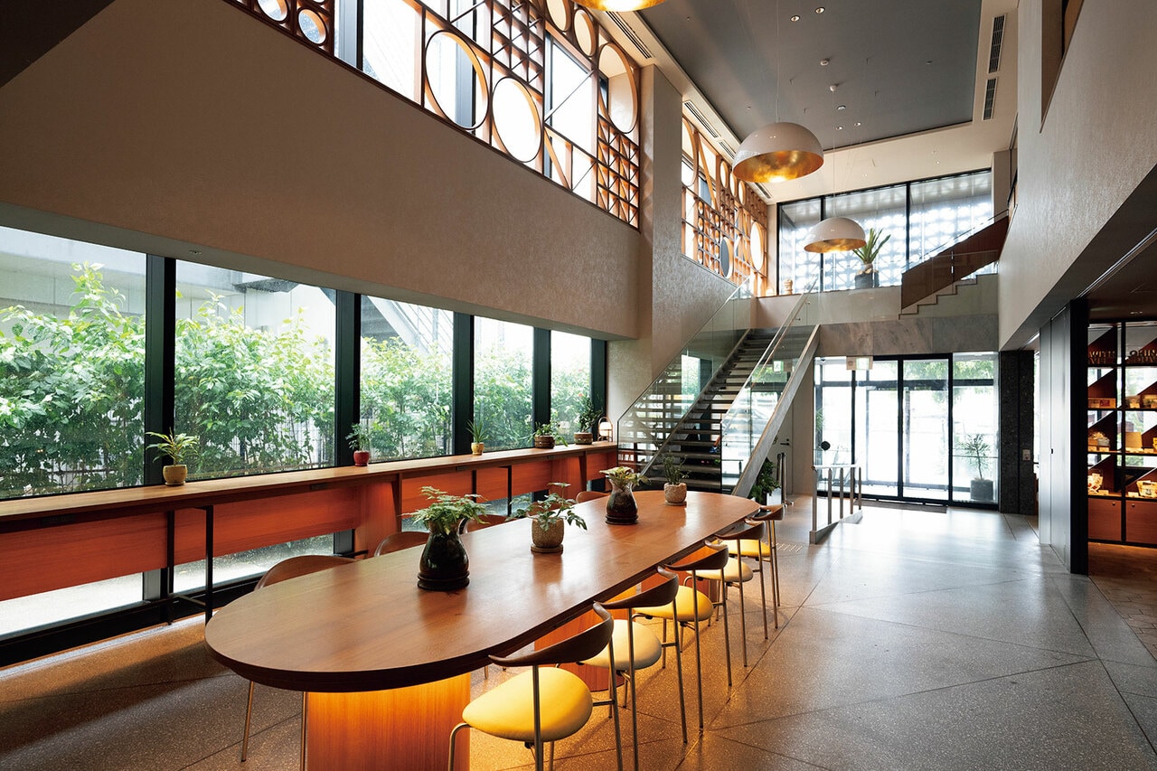 開放的な空間が広がる「OMO5沖縄那覇 by 星野リゾート」のロビー。