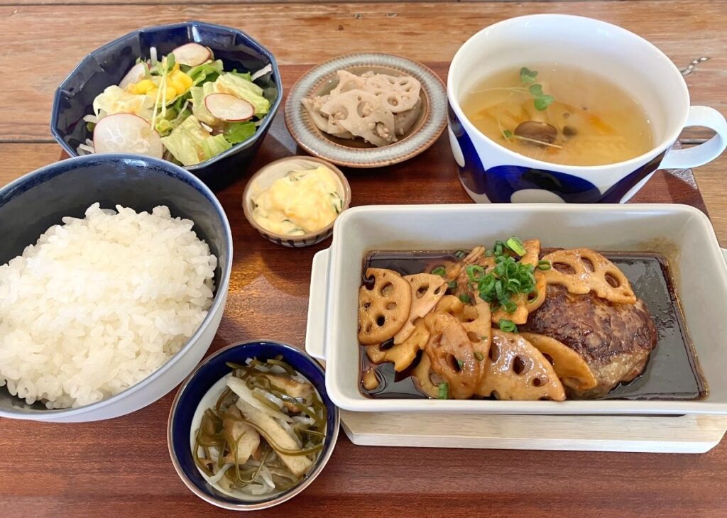 Dining Kitchen Genie（ダイニングキッチン・ジーニー）の佐賀牛ハンバーグ　季節で変わるソース、四季折々の味　江北町 ＜口福dish＞ | 経済 | 佐賀県のニュース