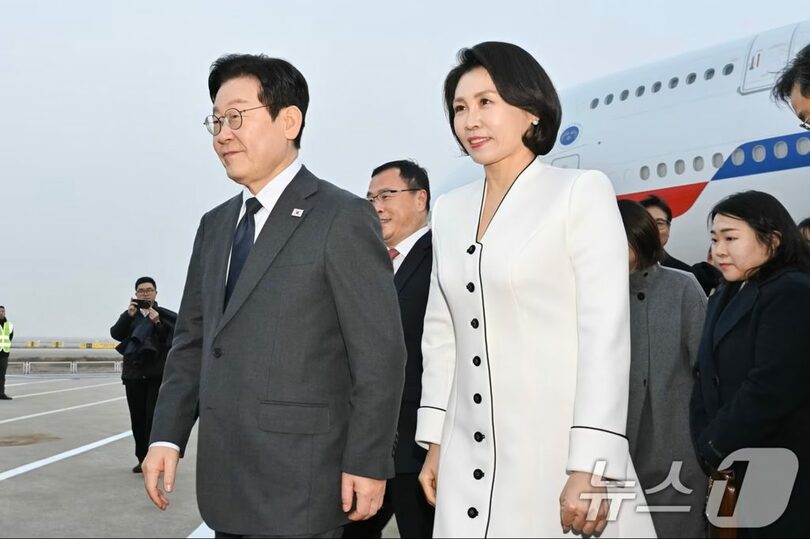 上海浦東空港に到着した韓国のイ・ジェミョン（李在明）大統領と妻キム・ヘギョン（金恵京）氏(c)news1