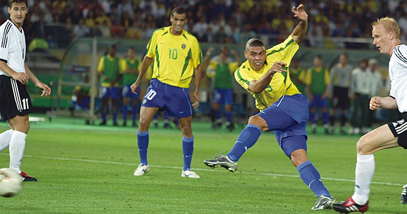 「自分でもみっともないと（笑）」2002年W杯ブラジル代表に勢いを生んだロナウド“大五郎カット”の真相と“鬼軍曹”スコラーリの大きな決断「ロマーリオは呼ばない」 | NumberPREMIER - ナンバープレミア