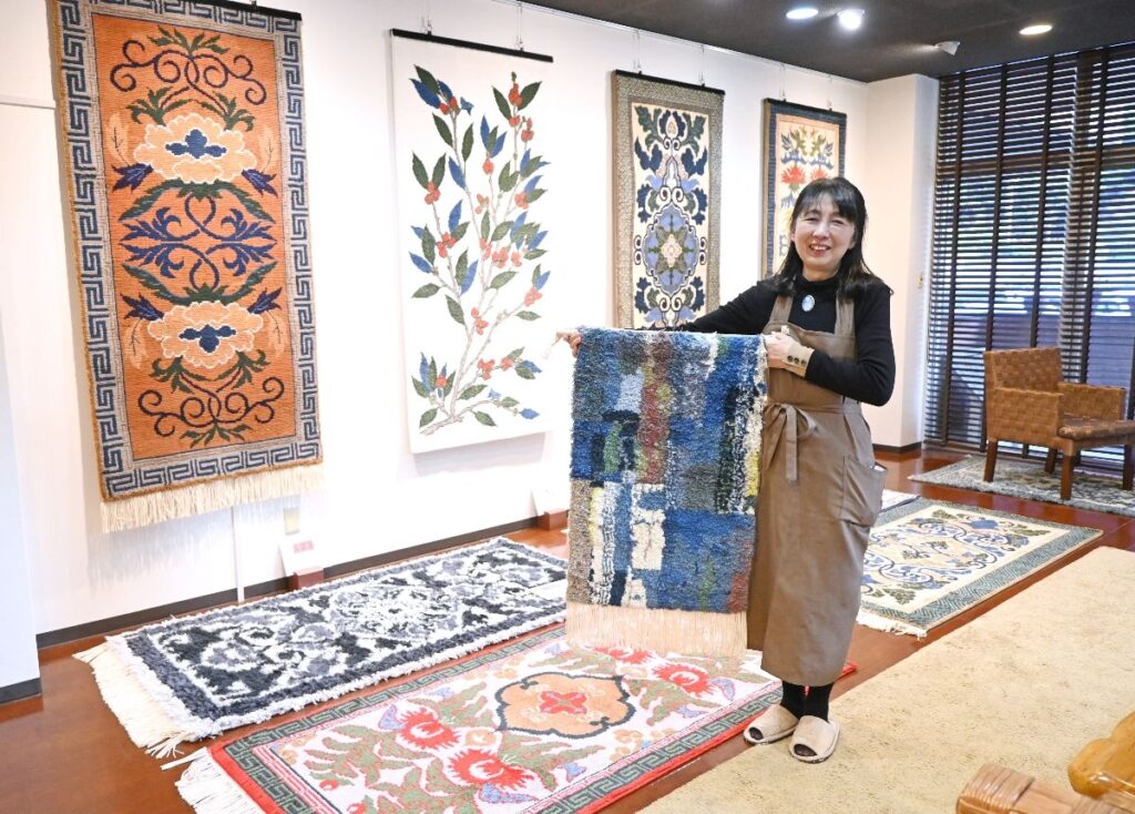 吉島伸一鍋島緞通(佐賀市大和町) 糸の再利用で一点物の作品へ 伝統技法守り、新たな客層開拓も <脱炭素ブランド未来へ> サガコレクティブの挑戦 | 経済 | 佐賀県のニュース 吉島伸一鍋島緞通(佐賀市大和町) 糸の再利用で一点物の作品へ 伝統技法守り、新たな客層開拓も <脱炭素ブランド未来へ> サガコレクティブの挑戦 | 経済 | 佐賀県のニュース