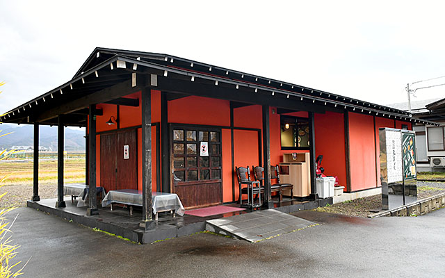 田園地帯にあるカフェレストラン「五色屋」＝上山市牧野中道
