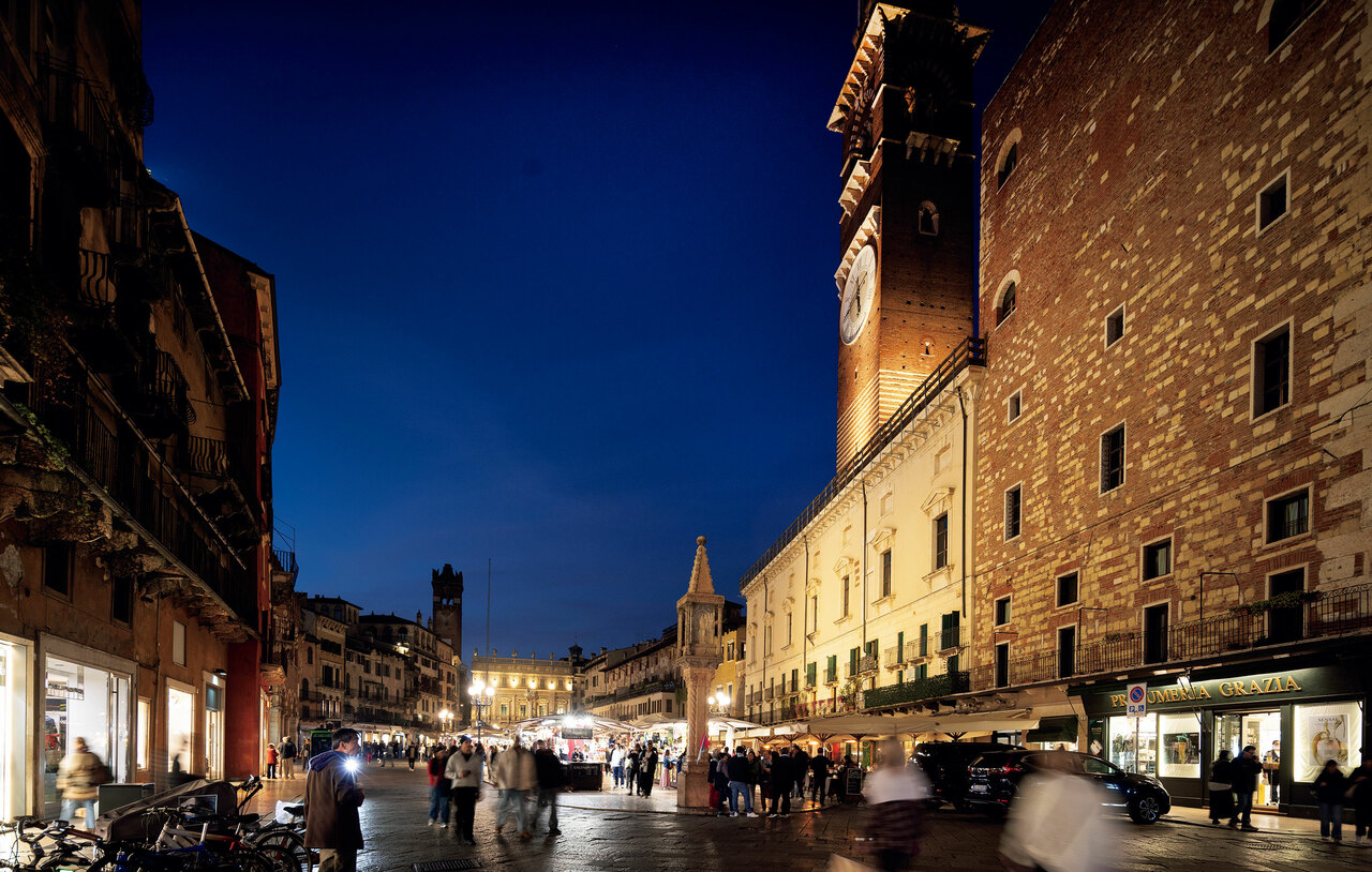 夜のエルベ広場。中世の街がライトアップされると実に幻想的な光景になる。