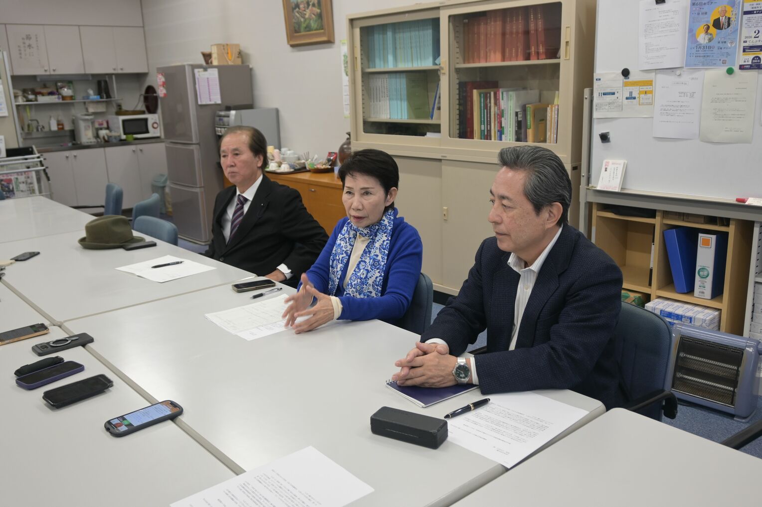 「オール沖縄」の政党会派会議についての質問に答える山内末子県議(中央)=21日、那覇市