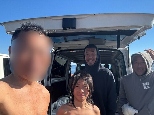 拙宅の改装を請け負ってくれた北原渉くんとメチャ波乗りのうまいご子息。右側は厳しいコーチのFirst Tripの赤田さん