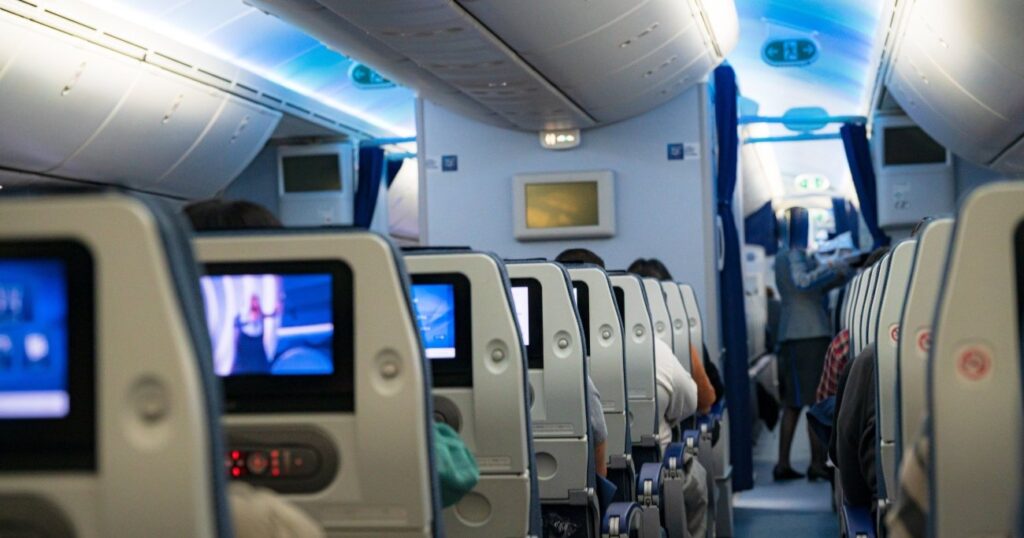 ビジネスクラスで子どもが大はしゃぎ…外国人の“マナー無視”を本当に許していいのか | インド人は悩まない | ダイヤモンド・オンライン