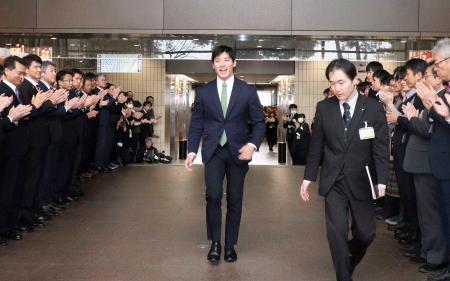 福井・石田知事が初登庁 ハラスメント防止条例に意欲 | 全国のニュース | 福井新聞ONLINE