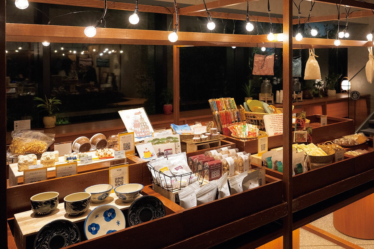 沖縄文化に触れるナイトイベント「琉球のひととき、宵の宴」では、やちむんから食品まで那覇の逸品が揃う「夜市」も開催。