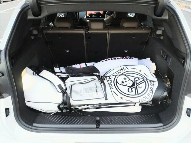 新型X3の荷室に9.5型キャディバッグ2本を横方向に置いた状態