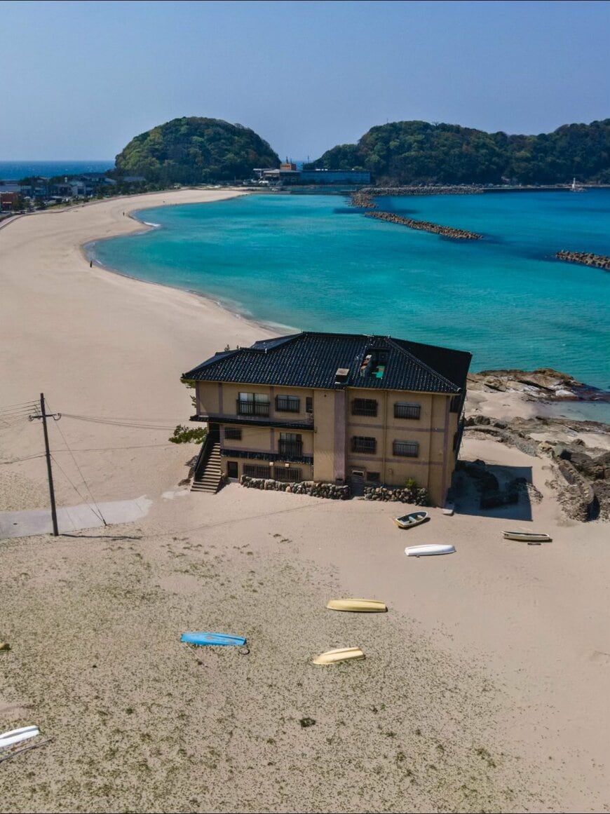 海の真横に建つ元旅館