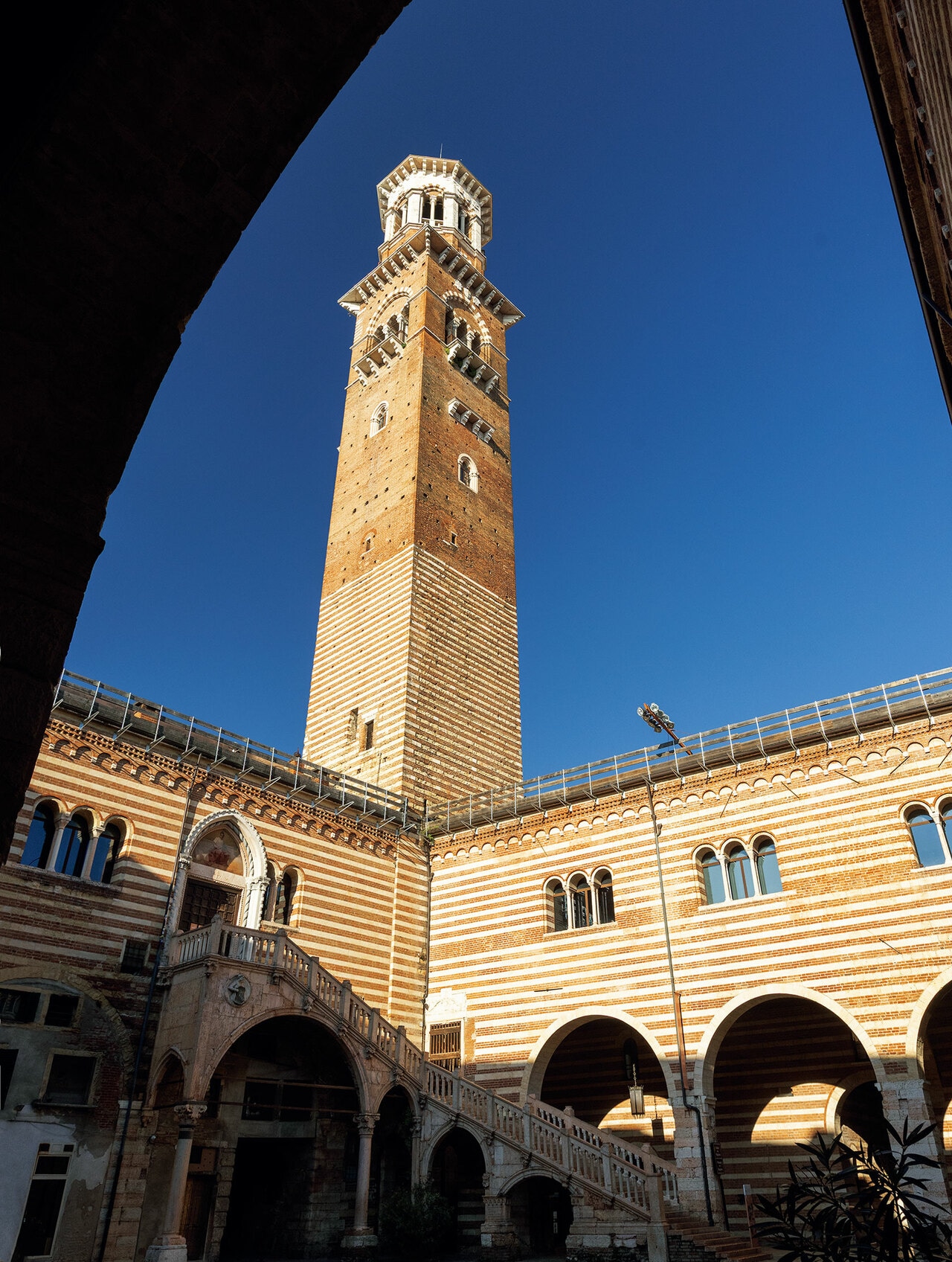 ラジョーネ宮殿内にある近代美術館の入り口（階段）と「ランベルティの塔」を望む。