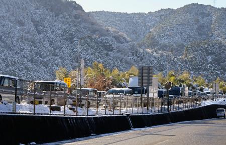 山陽道渋滞、３千台巻き込まれか 広島―山口、立ち往生で搬送者も | | 全国のニュース