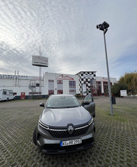 今回のドイツ旅の友は、日本では販売されていないルノーのSUV「オーストラル」。本文で触れた、シューマッハーゆかりのケルペンのカート場前で。