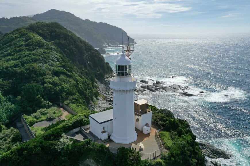 愛媛県の海岸で発見した「謎の階段」に思わず目を疑う　「なぜこんな場所に…」「登ったら落ちるだけ？」