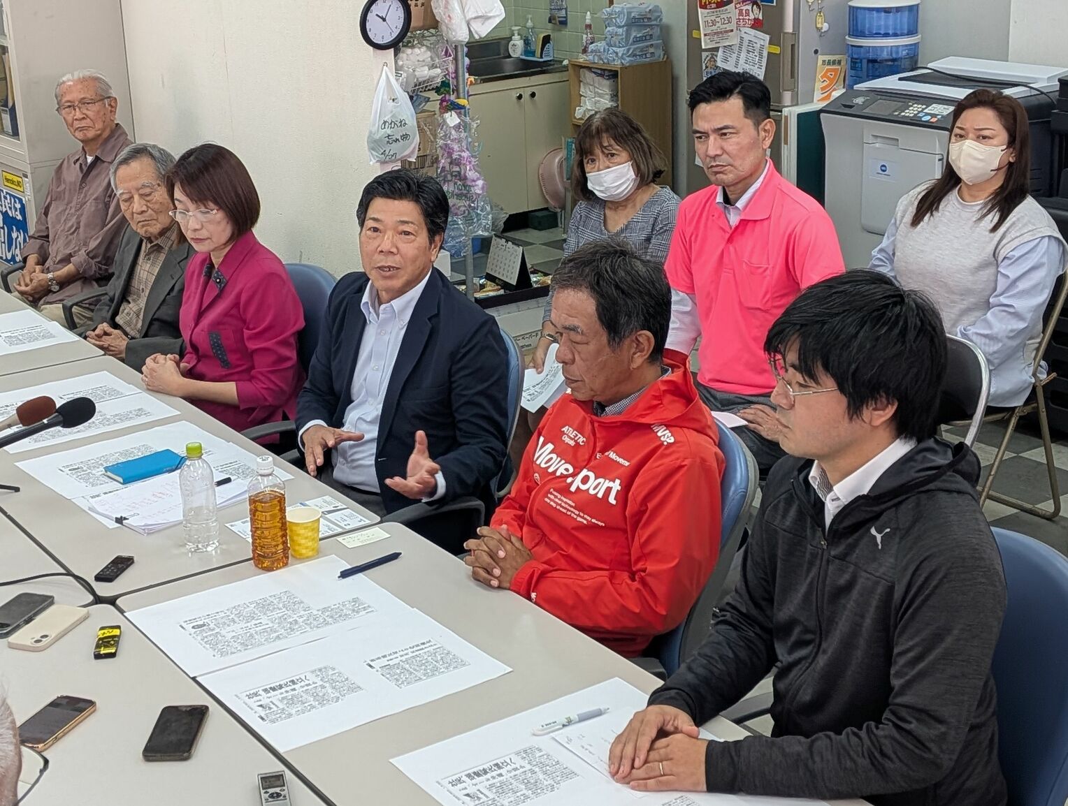 沖縄2区の独自候補擁立方針に反対を表明する社民党県連幹部ら=18日、うるま市内