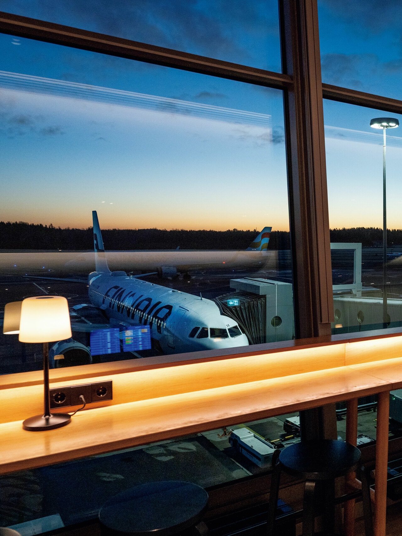 ヘルシンキ・ヴァンター国際空港のフィンエアーのラウンジから眺める機体。日本からの到着は早朝が多く美しい朝焼けが見られることも。