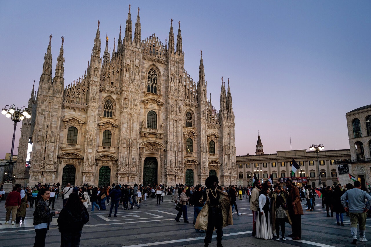 圧倒的な存在感が胸を打つ、ミラノのシンボル、ドゥオーモ。夕焼けに彩られ情緒的な美しさを放つ。