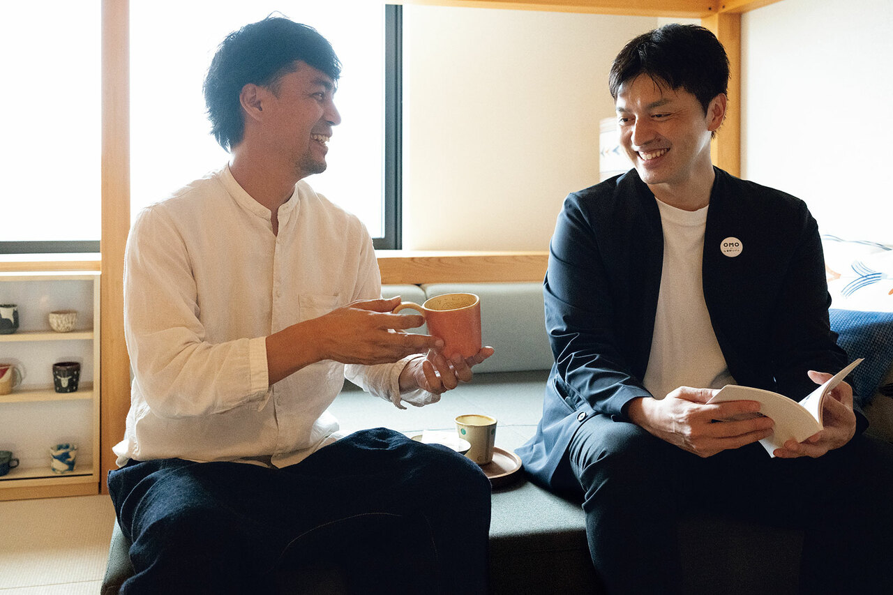 「やちむんルーム」の企画を手がけた編集者のセソコマサユキ氏〈左〉と「OMO5沖縄那覇 by 星野リゾート」総支配人の秋元健氏〈右〉。