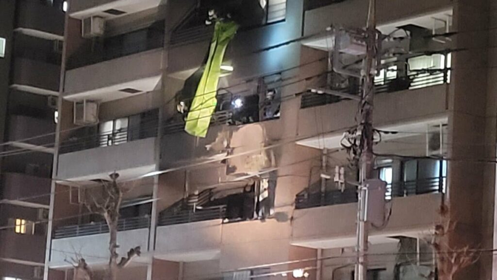 【速報】東京・足立区の9階建てマンションで火事 1歳の幼児含む男女7人けが 全員意識有りの軽傷 消防車など28台出動 - TBS NEWS DIG