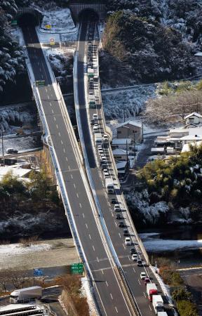 山陽道、雪で３０台立ち往生 広島―山口、通行止め解除 | 全国のニュース | 福井新聞ONLINE