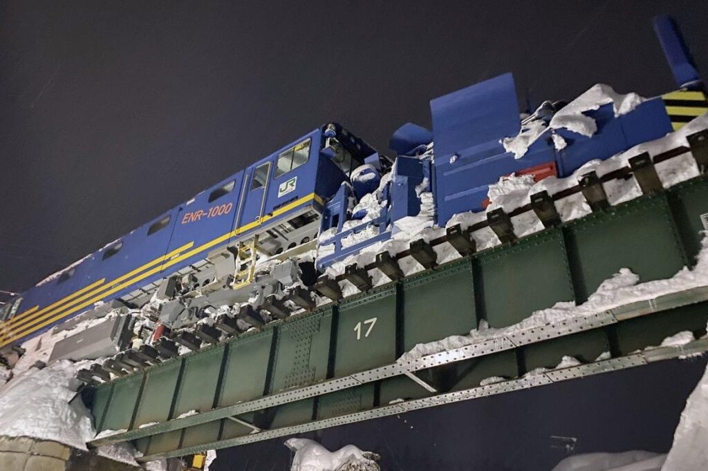 脱輪のＪＲ飯山線除雪車両、線路に戻る…長岡市の魚野川橋梁の上 「雪の影響とみられるが原因は不明」 - 新潟日報